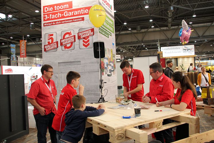 Toom Baumarkt unterstützt Bärenherz: Engagierter Einsatz auf der Messe Haus-Garten-Freizeit