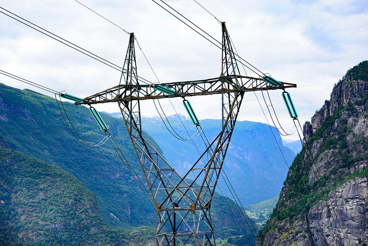 Høyspentmast-i-norsk-natur_1280x720