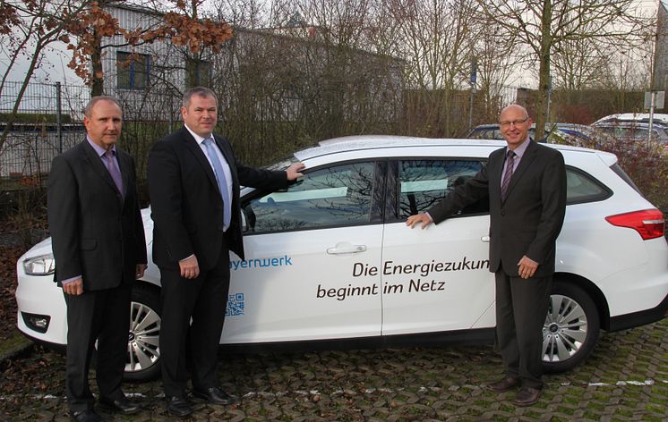 Foto: vl.: Der Schweinfurter Netzbauleiter Reiner Messer, Netzdienste-Chef Thomas Spang und der unterfränkische Regionalleiter Günther Jira (alle Bayernwerk) 