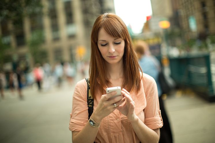 Kvinna med telefon TravelVU