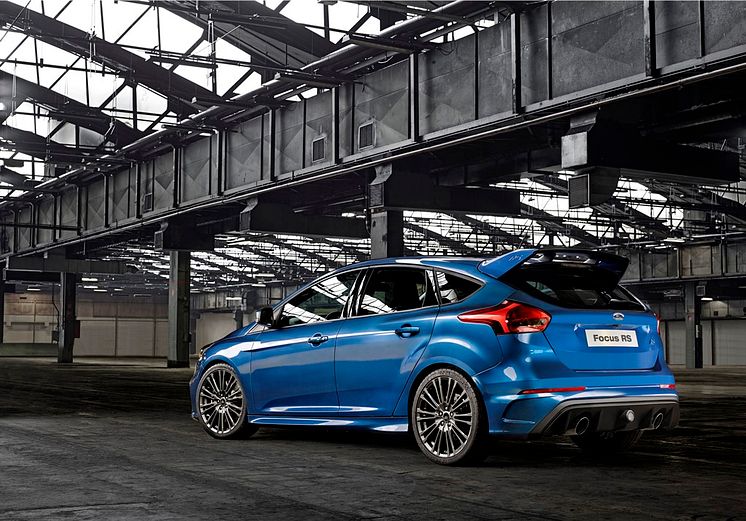 A Ford bemutatja a vadonatúj Focus RS-t, ami 4,7 másodperc alatt gyorsul százas tempóra, a végsebessége pedig 266 km/óra; az autó belépő ára 11.800.000 forint