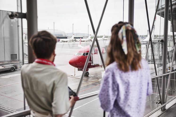 brand-family-kids-airport-girl-boy-airplane