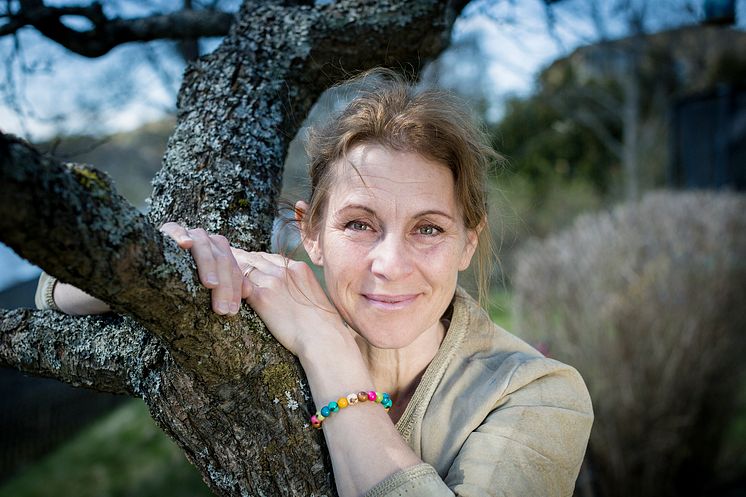 Helen Sjöholm med armbandet Trees and Love