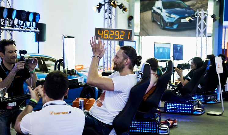 Új csúcs a GUINNESS WORLD RECORDS™ történetében: a játékosok 48 órán át versenyeztek a Forza Motorsport 6 videojáték Le Mans-i pályáján!