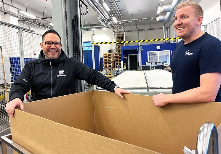 Anders Bergkvist, vd på Sekretesso, uppskattar samarbetet med Sysav. Här tillsammans med Alexander Brannefalk, riskavfallsmottagare, på Protectormottagningen.