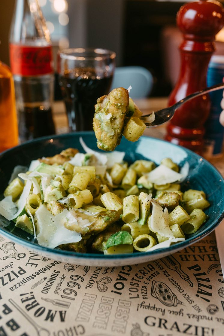 LO_Pasta_maccheroncini_pesto_avocado_e_pollo