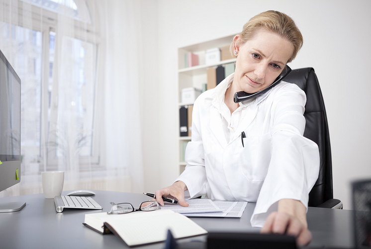 hoya-blog-headers-5 Ways To Spend Less Time On The Phone & More Time With Your Patients