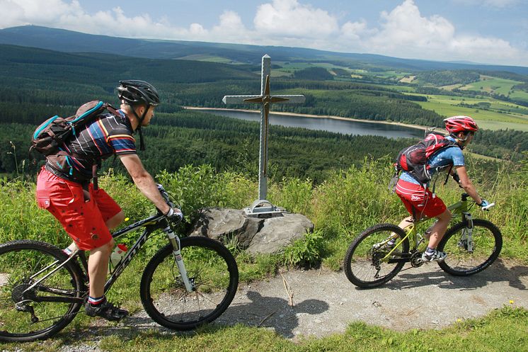 Zweiradliebe_im_Erzgebirge_Stoneman__Gipfel_Baerenstein_Foto_TV Erzgebirge e.V.