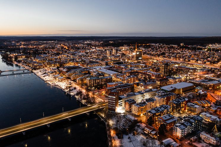 Flygfoto över Skellefteå på kvällen