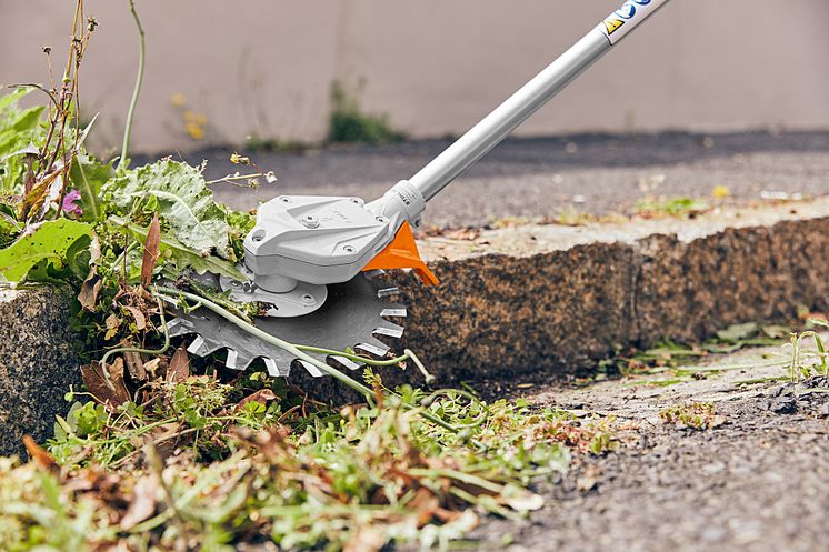 STIHL RG-KM rikkaruohoterää voi käyttää kivi- ja sorapintaa vasten.