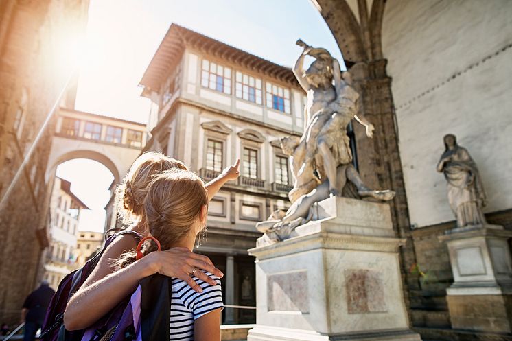 DEST_ITALY_TUSCANY_FLORENCE_SCULPTURE_STATUE_FAMILY_WOMAN_KID_GIRL_GettyImages-639558856_Universal_Within usage period_84899