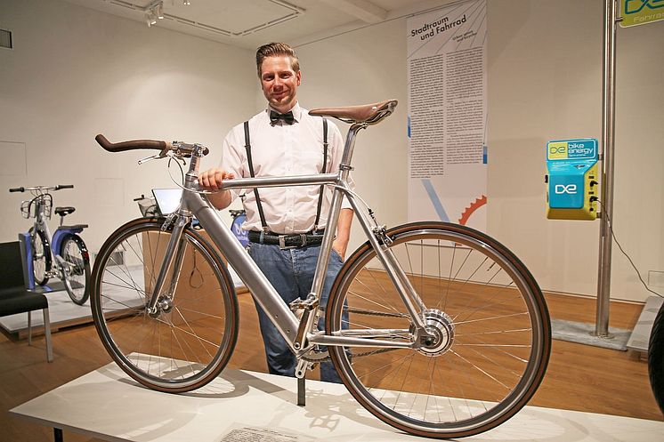 Geschäftsführer von Rotor, Sebastian Billhardt, mit einem nur knapp 14 Kilogram leichten E-Bike vom Hersteller Coboc GmbH & Co. KG/Deutschland