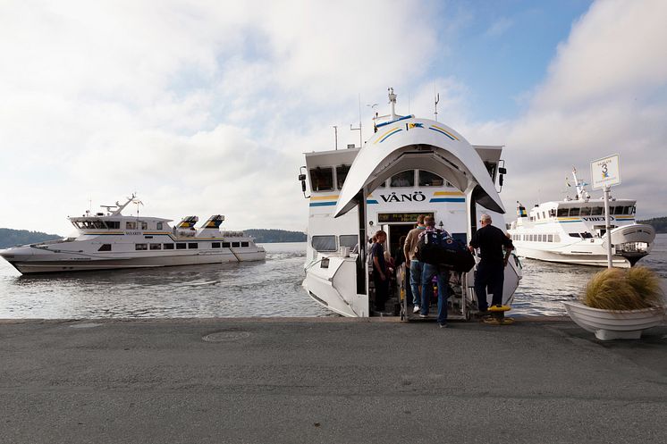 Skärgårdsfartyg möts vid Vaxholm