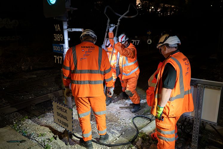 Removing signal at Drayton Park 1.jpg