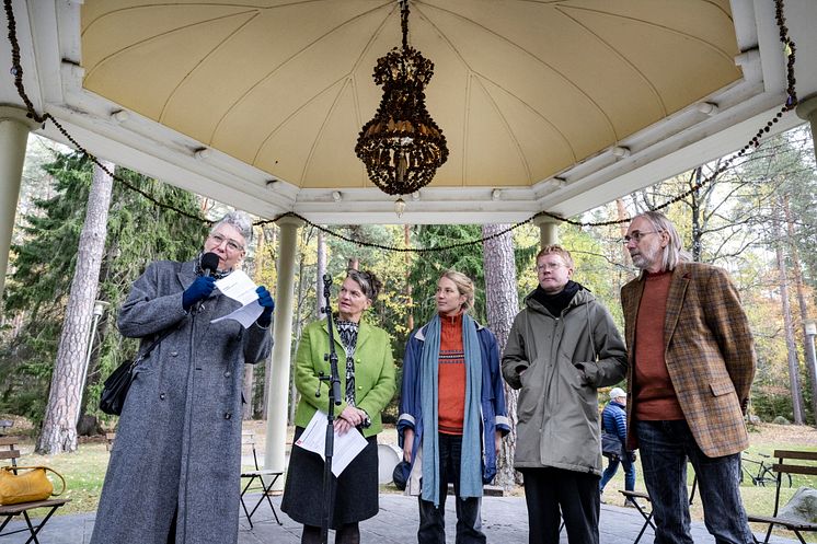 Från höger: Anette Stengård, enhetschef Bild och from Dalarna; Helena von Bergen, verksamhetsutvecklare på Bild och form Dalarna; Anna Asplind, koreograf; Albin Boman, journalist; Anders Telenius, biolog. 