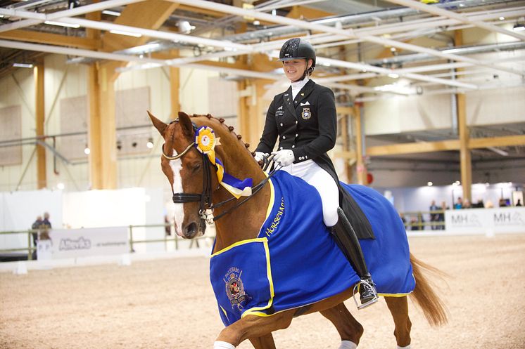 Marina Mattsson och Fireball Macohl på ärevarvet. 