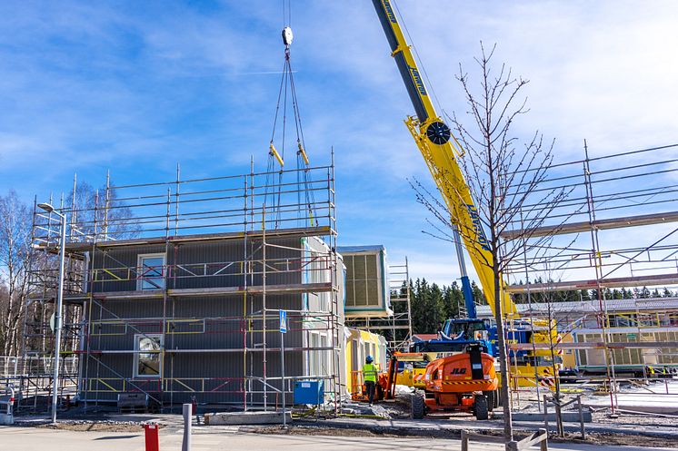 Lägenhetsmodul lyfts på plats