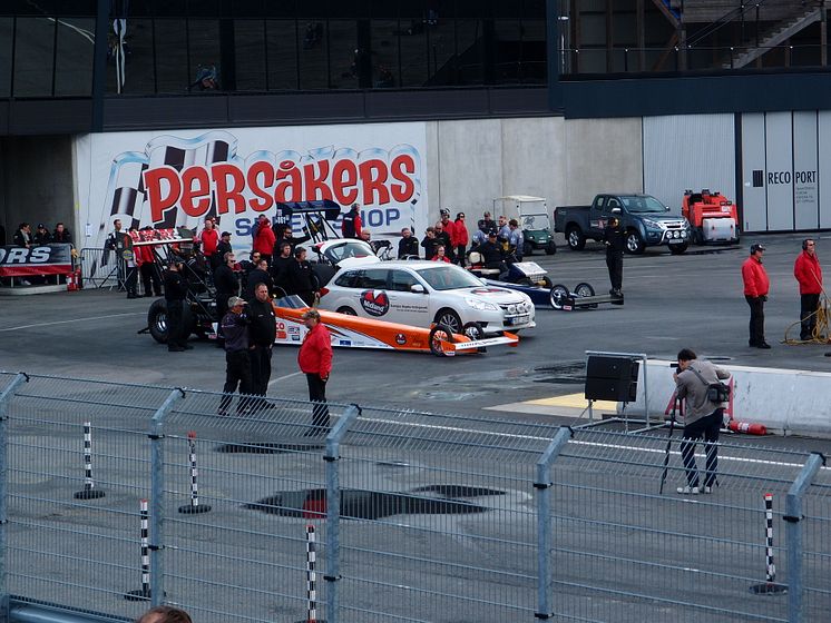 Kågered Top Fuel med Subaru Legacy som pacecar på strippen