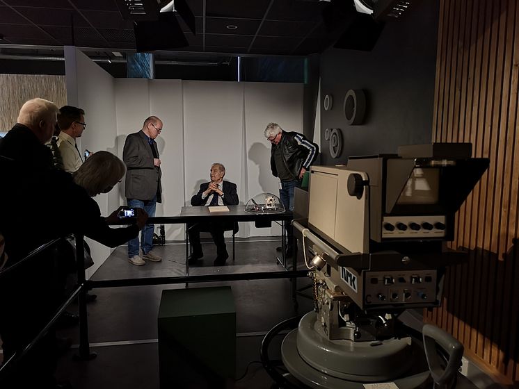Som for 50 år siden inntok romfartsekspert Erik Tandberg samme stol i utstillingens TV-studio. 
