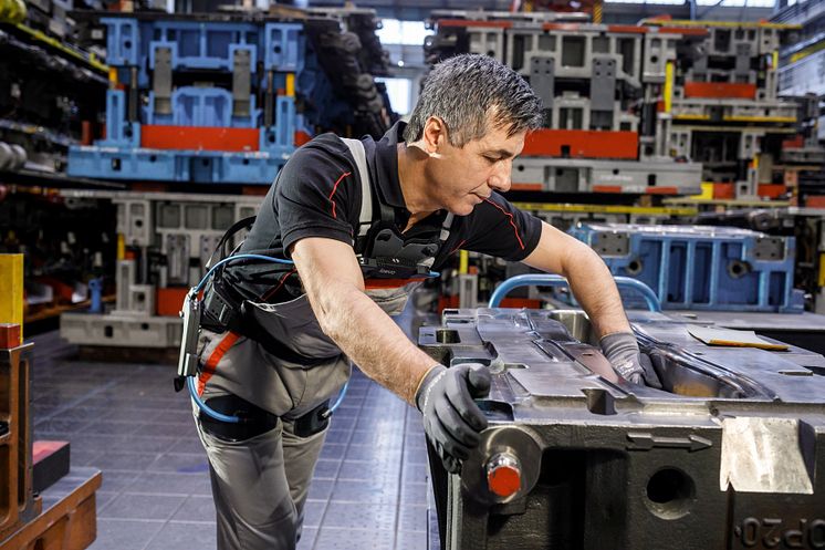 At the Audi plant in Neckarsulm, the exoskeleton is applied for example when polishing a matrix in tool maintenance