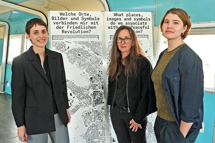 Martha Schwindling, Marlene Oeken und Gesine Oltmanns in der Ausstellung "Das Denkmal ist..." 