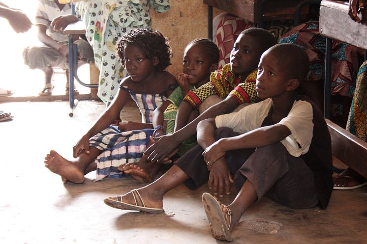 Barn tittar på film om malaria