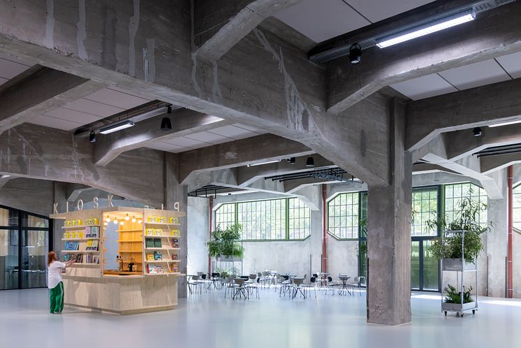 Kebony-Holztreppe im FENIX Museum: Nachhaltige Architektur, doppelte Helix, Design von MAD Architects in Rotterdam.