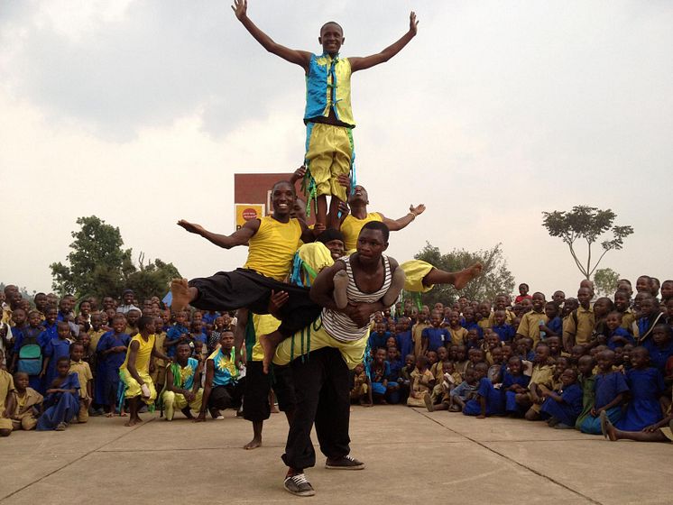 Gisenyi Acrobats från Rwanda uppträder under GöteborgsVarvet