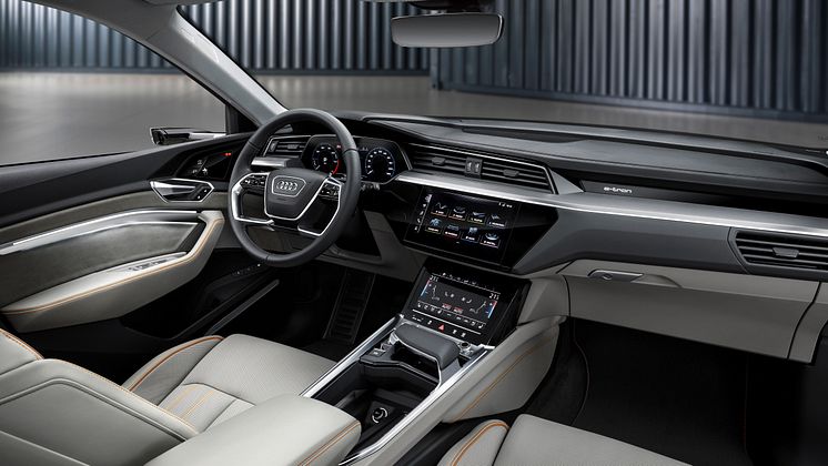 Audi e-tron interiør med orange e-tron detaljer