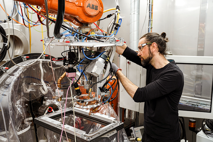 Almir Heralic (medgrundare Procada) kalibrerar ett 3D-skrivarverktyg som sitter på en industrirobot. Foto Jimmy Delwer