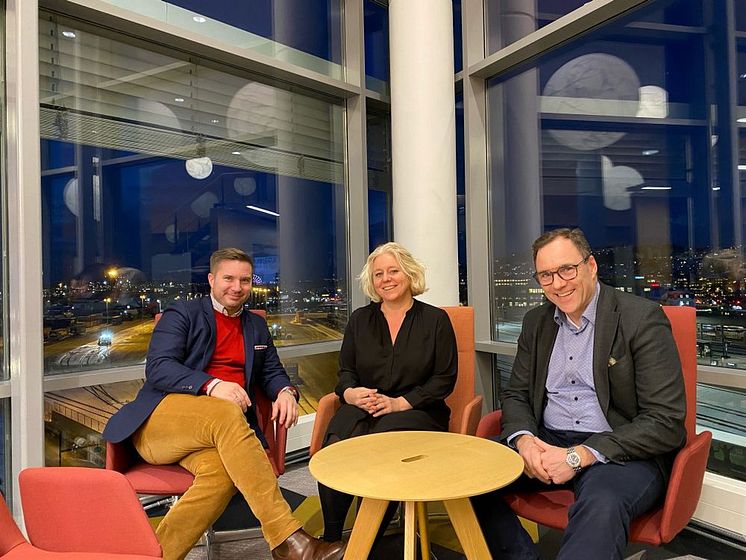 F.v. Stian Gårdsvoll, leder for rådgivningsavdelingen i PwC i Trondheim, Ingrid Wibe i Senter for ledelse og regionsleder i PwC, Rune Kenneth S. Lædre.