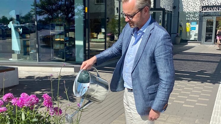 Bild Mikael Damberg på besök hos Hede Fashion Outlet