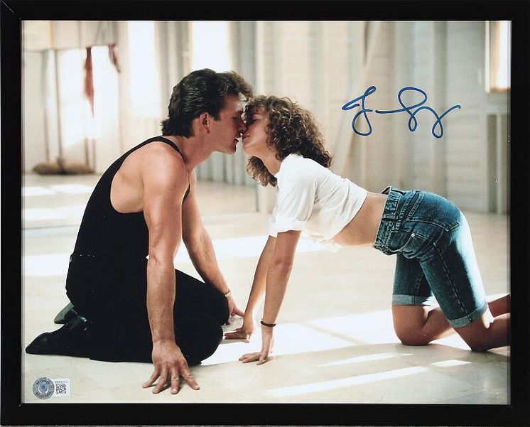 Signeret farvestillfotografi af den amerikanske skuespillerinde Jennifer Grey. Vurdering- 2000 kr.