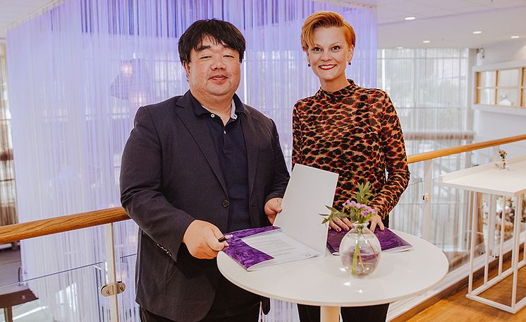 Det står sedan tidigare klart att Sydkorea blir temaland på Bokmässan 2019. Här ses Mr. Chul Ho Yoon, ordförande i den koreanska förläggarföreningen, Korean Publishers Association, och Frida Edman, Bokmässan, tidigare i år.