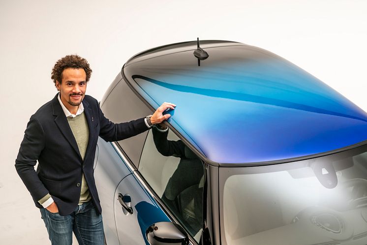 Oliver Heilmer, Head of MINI Design og MINI Cooper SE med Multitone Roof