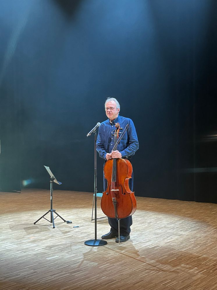 Bård Henrik Bosrup lærer på Oslo kulturskole på cello - Foto Anne-Line Aaslund