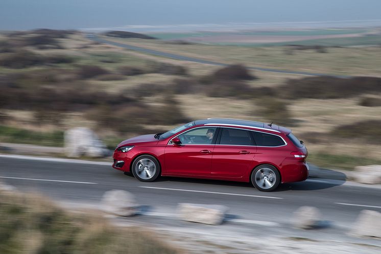 Christian Chapelle, ansvarig för motorutveckling hos PSA Peugeot Citroën, fick i dagarna ta emot första pris för koncernens nya 3-cylindriga PureTech motorfamilj i den prestigefulla “International Engine of the Year Award”. 