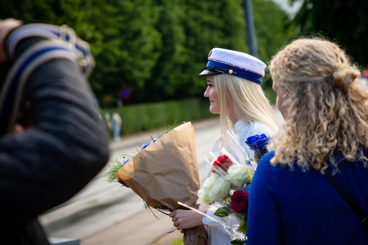 Alberte Kjærsgaard Schartau fik mandag sin studenterhue på Tradium HHX.