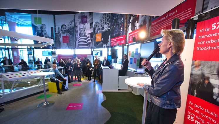 Trafikborgarråd Ulla Hamilton (M) inviger utställning om framkomlighet i Kulturhuset i Stockholm.