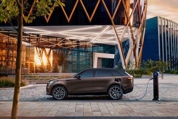 RR_Velar_22MY_SV_Bespoke_Tourmaline_Brown_Exterior_GP_180821_001