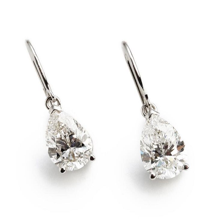 Ruben Svart. Et par diamantørestikker af 14 kt. hvidguld hver prydet med brillantslebet dråbeformet diamant på 2.21 og 2.32 ct.jpg