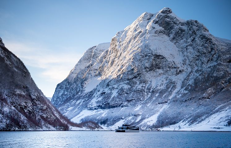 Om bord helelektriske Future of The Fjords nyter man stillheten i verdensarven