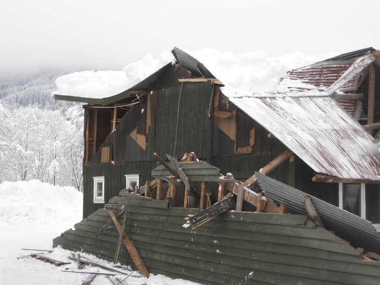 Sammenrast bygning av snø