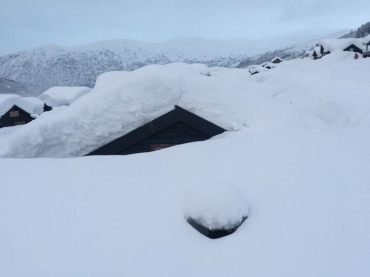 Hytte  begravet i snø