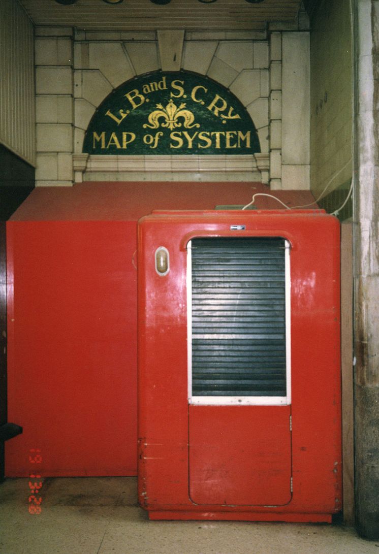 Victoria station map hidden behind newsstand.jpg