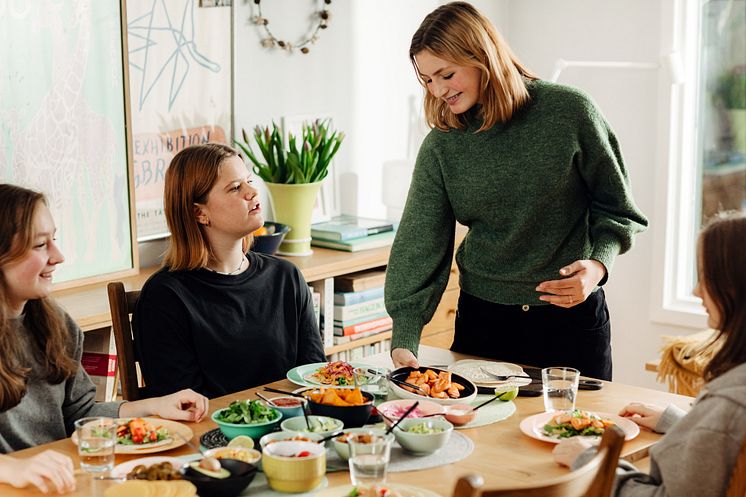 Ungdom spiser laksetaco