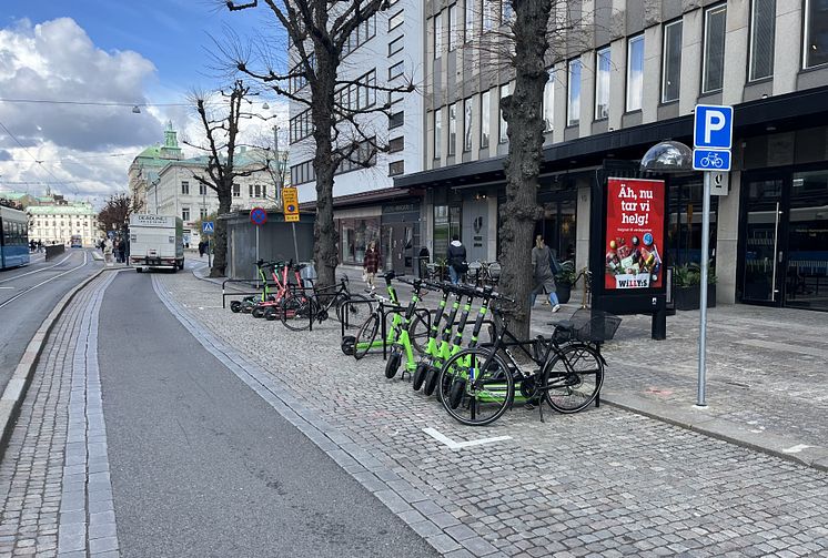 Den nya typ av cykelparkering som byggs innanför vallgraven, här på Västra Hamngatan. April 2024. Bild Göteborgs Stad.jpg