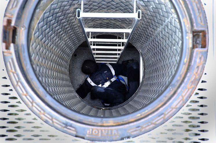 Veolia Gefahrenquelle Abwasserschacht_Andre Kehrer.jpg