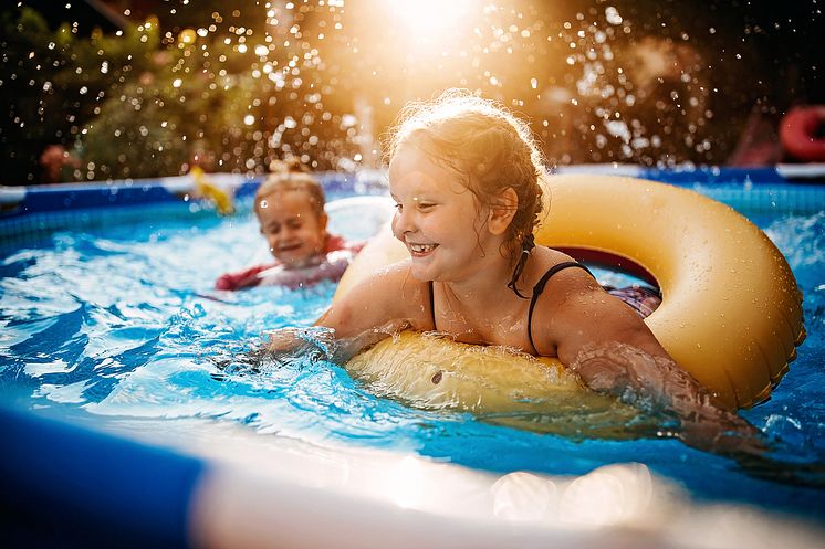 barn i pool_iStock-1272948078.jpg