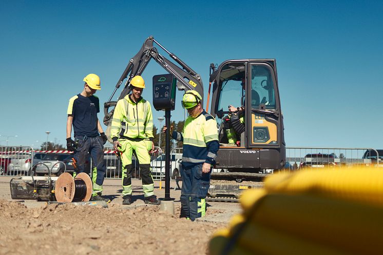 Volvo CE installerar laddstolpar